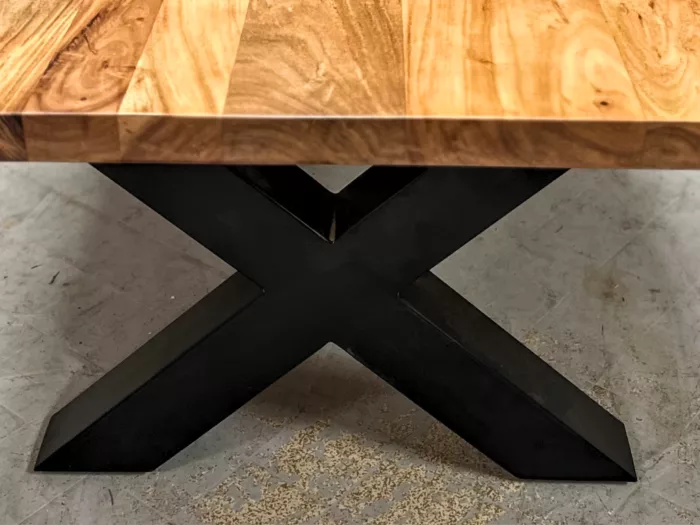 Un pied de table basse en acier, en forme de croix