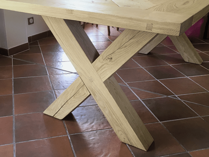 Des pieds de tables en forme de Croix, en bois