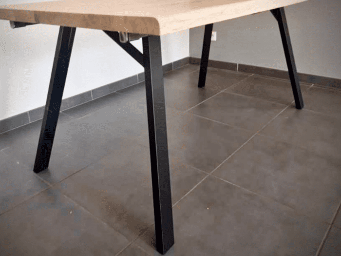Des pieds de table effilés en acier noir