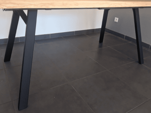 Des pieds de tables effilés en acier