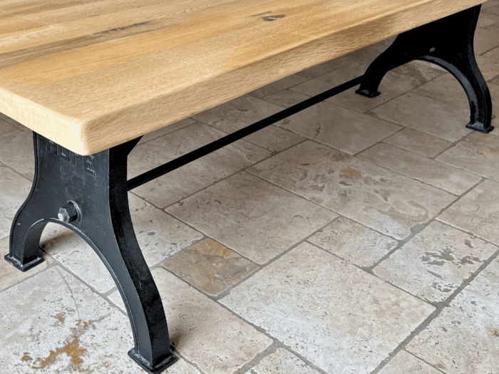 Un pied de table style industriel en fonte