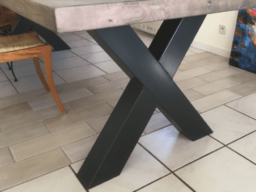 Un pied de table en acier, en forme de croix