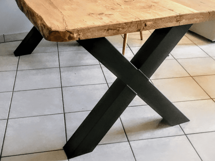 Des pieds de table en forme de croix en métal