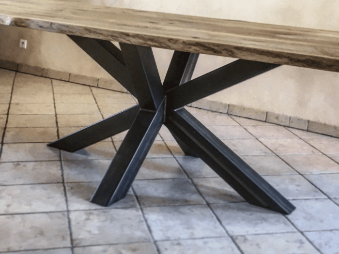 Un pied central de table en acier robuste