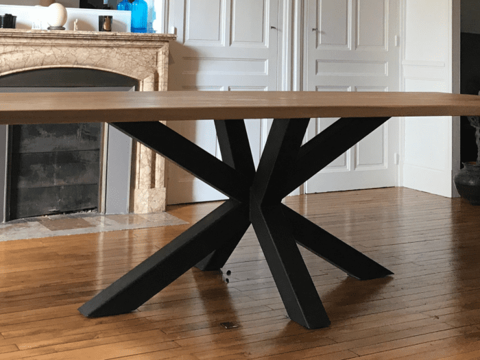 Un pied central de table en acier noir