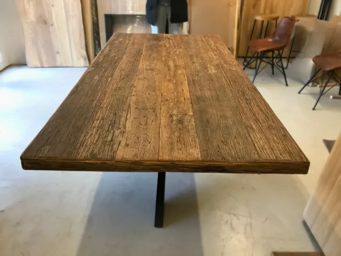 Un dessus de table en bois recyclé