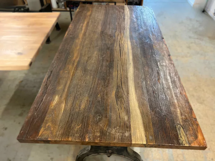Un plateau de table en bois recyclé