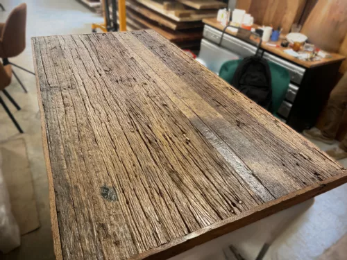 Un atelier avec un plateau de table en bois recyclé