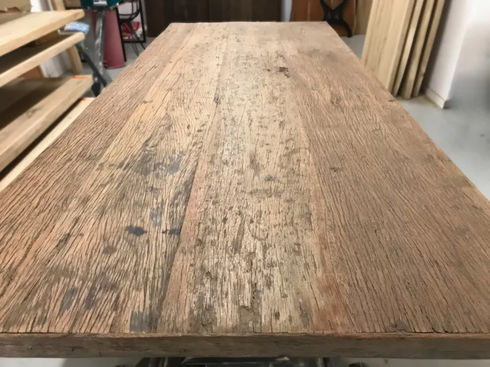 Un plateau de table en vieux bois