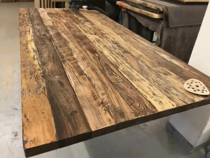 Une table en bois recyclé
