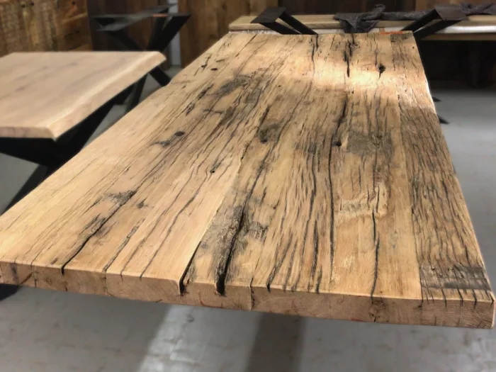 Une table avec un plateau en vieux bois