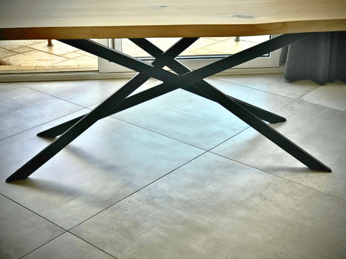 Un pied de table en forme de Mikado