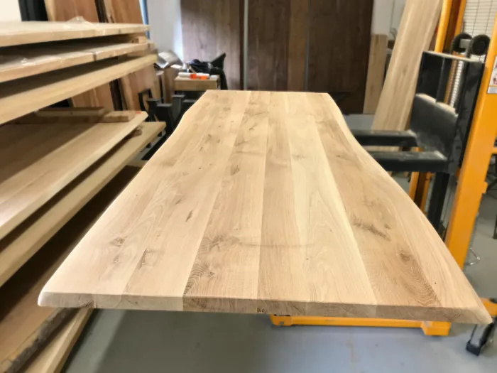 Un plateau de table en chêne dans un atelier