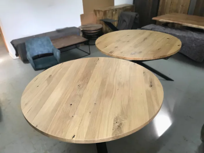 Deux tables rondes avec des plateaux en chêne massif