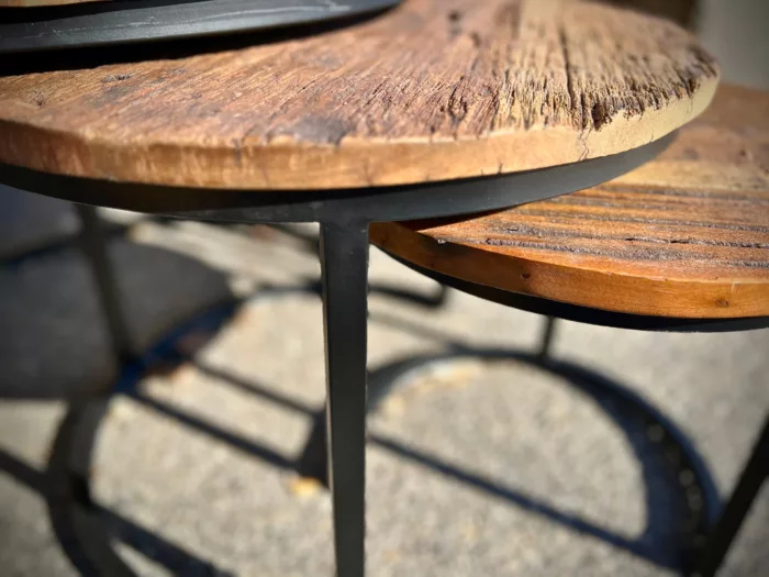 Un ensemble de tables gigognes en bois recyclé