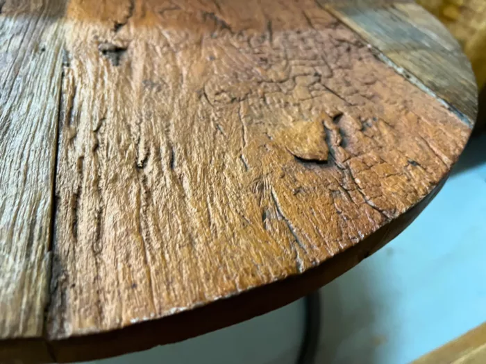 Un plateau de table basse en bois recupéré