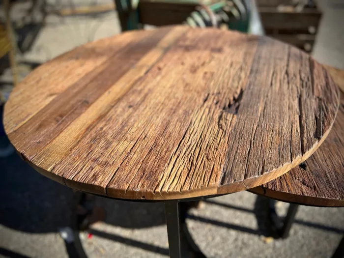 Une table gigogne avec un plateau rond en bois recyclé