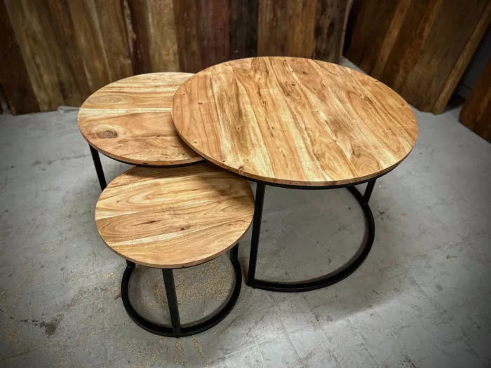Un trio de tables basses rondes en acacia