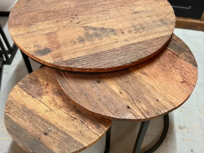 Trois tables gigognes rondes en bois récupéré