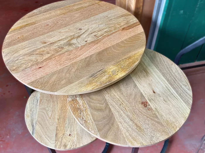 Trois tables basses rondes empilables en manguier