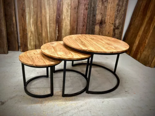 Trois tables gigognes en acacia et acier noir