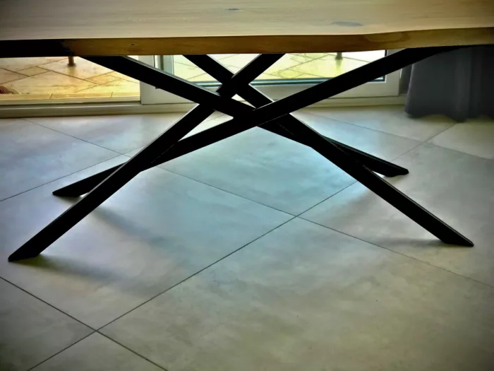 Une table de cuisine avec pied de table Mikado en gros plan