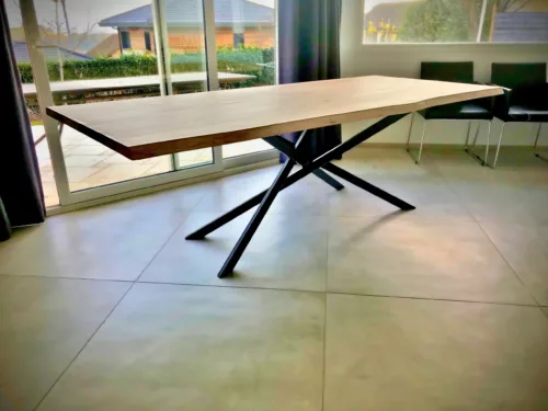 Une table de salon avec un pied de table en acier Mikado dans un salon