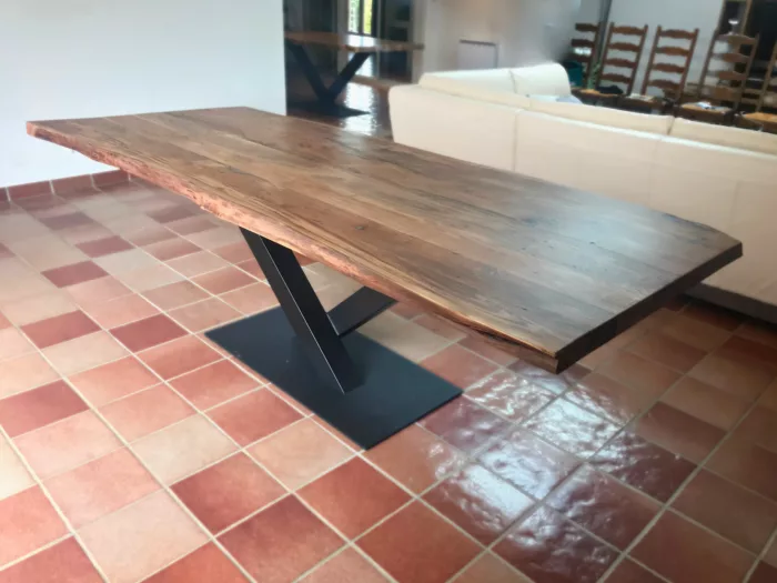 Une table de salle à manger avec un pied central en acier