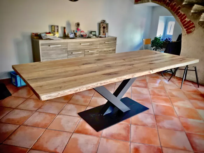 Une table avec un pied de table central en V