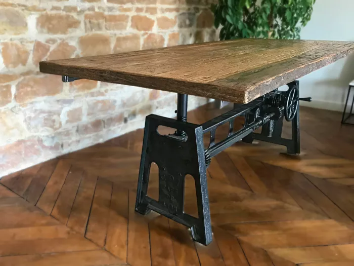 Un salon, avec une table réglable Café de Lyon