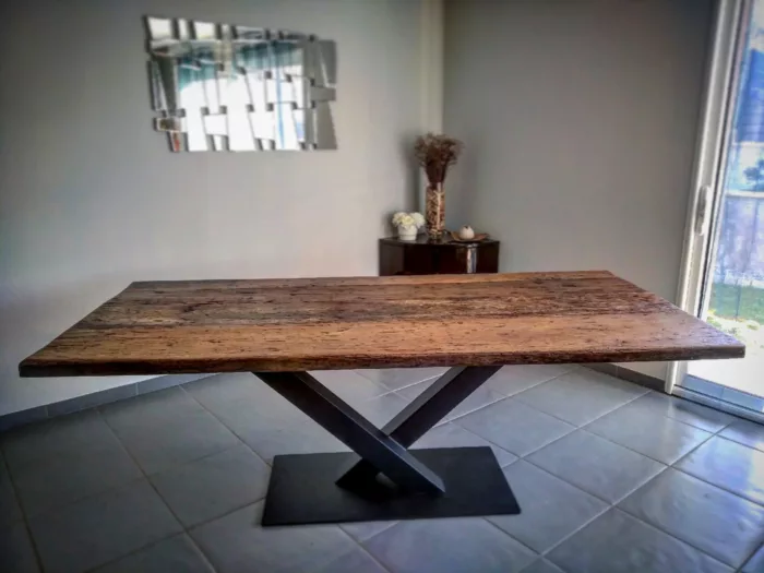 Une table de salon avec un pied central en acier