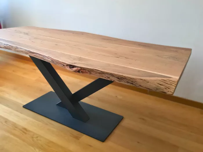 Une table avec un pied de table en acier design