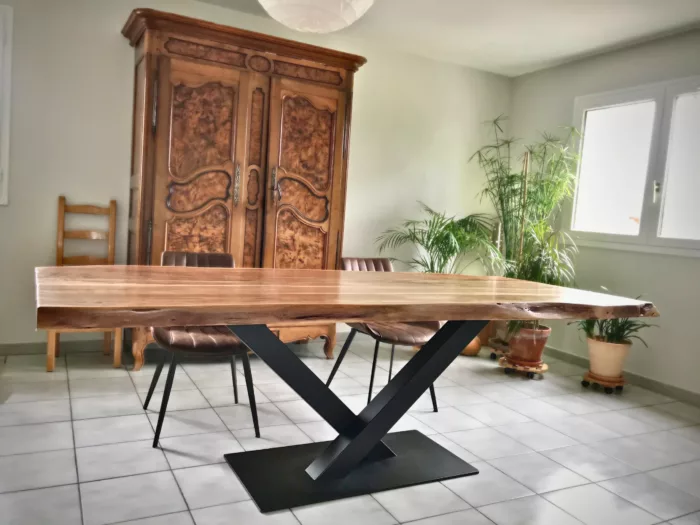 Une table à manger avec un pied central en acier