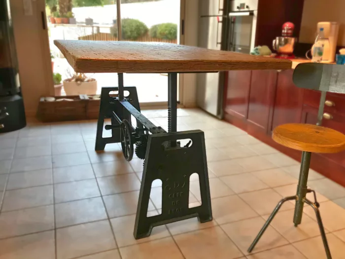Une table réglable en hauteur Café de Lyon