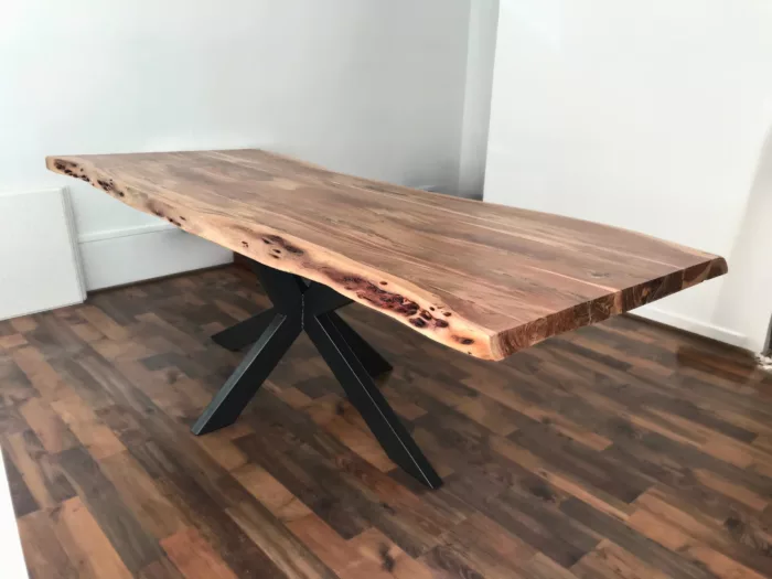 Une table à manger en bois et acier industriel