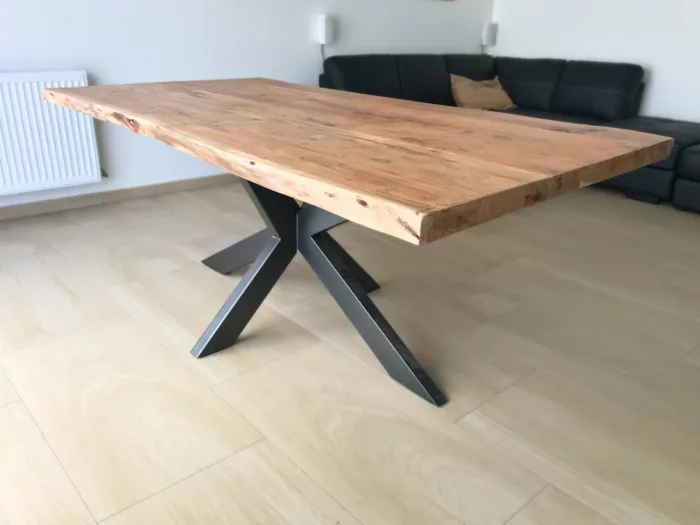 Une table en bois et acier industriel