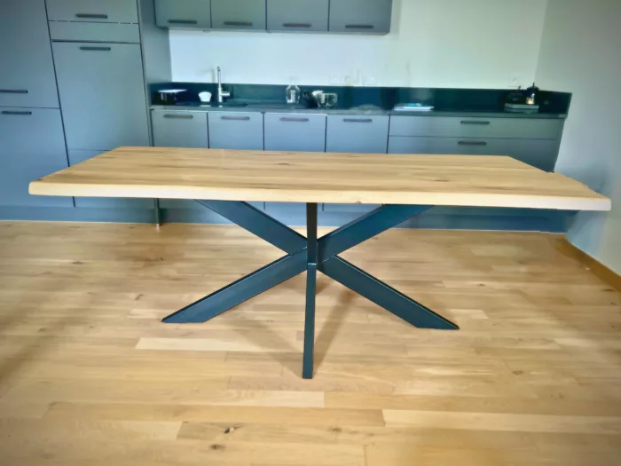 Une cuisine, avec une table en bois et acier industriel