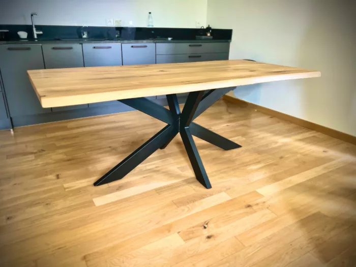 Une cuisine, avec une table en bois et acier, au style industriel