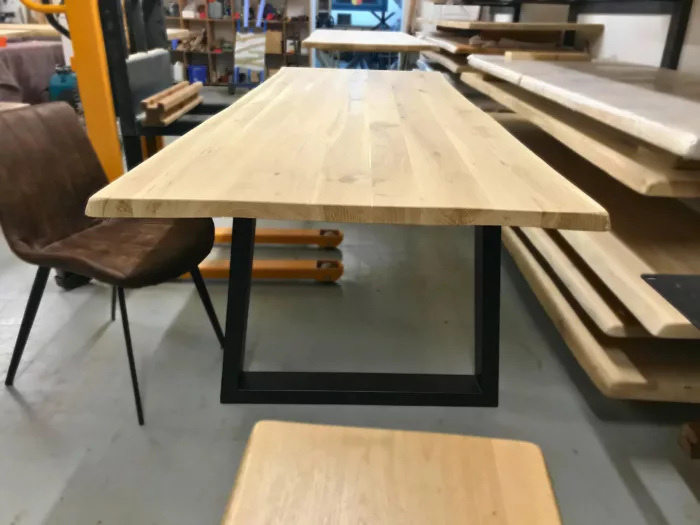 Une table dans un atelier avec un pied design en métal