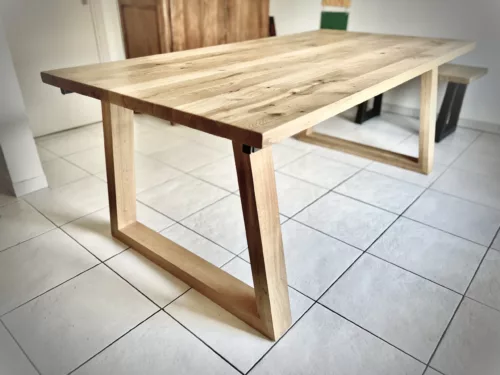 Une grande table en bois massif dans un salon