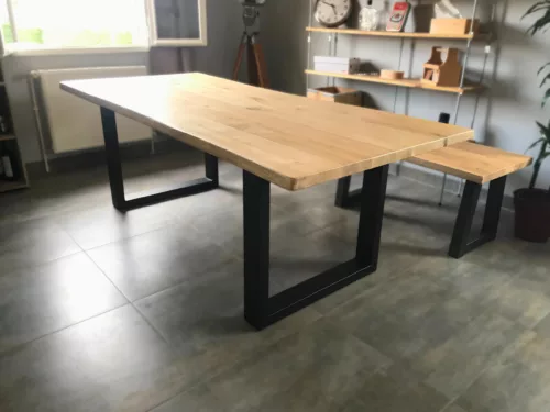 Une table à manger en bois et acier avec un banc