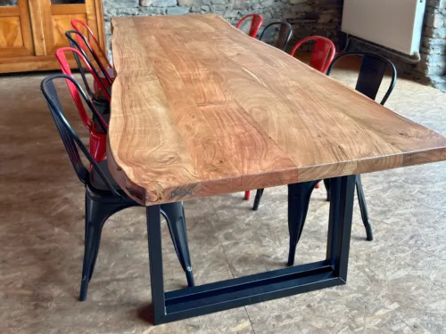 Une table à manger bois et métal avec des chaises en métal