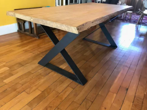 Une table à manger en bois et métal au style industriel