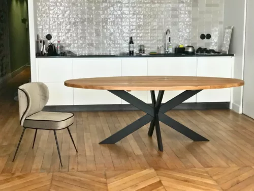 Une cuisine, avec une table en bois et acier industriel, avec un fauteuil
