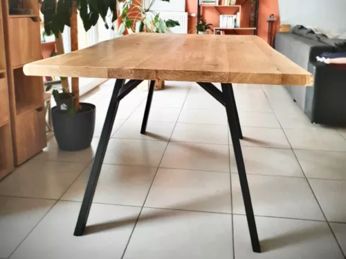 Une table en bois avec un ensemble de pied métal