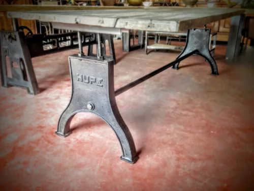 Une table au style industriel avec un pied en fonte