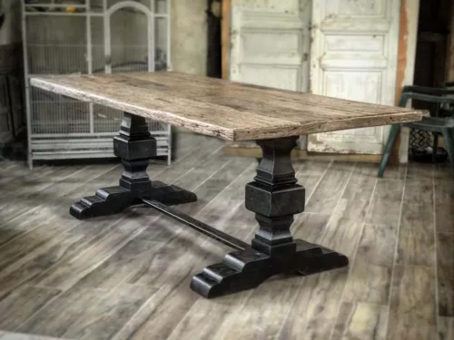 Une table sur-mesure avec des pieds en bois massif, style monastère