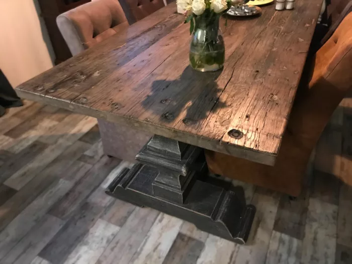 Une table sur-mesure en bois massif avec des chaises