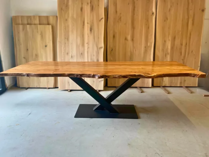Une grand table à manger sur-mesure dans un atelier