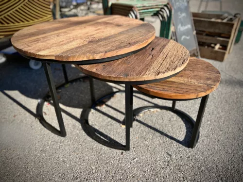 Trois tables gigognes en bois recyclé et acier
